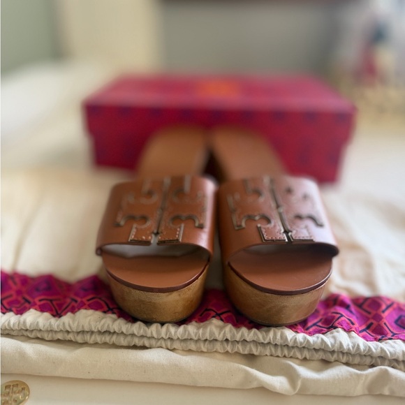 Tory Burch INES 80MM WEDGE SLIDE
CALF LEATHER/METALLIC VEG
LEATHER
SIZE US 7 - Picture 3 of 13